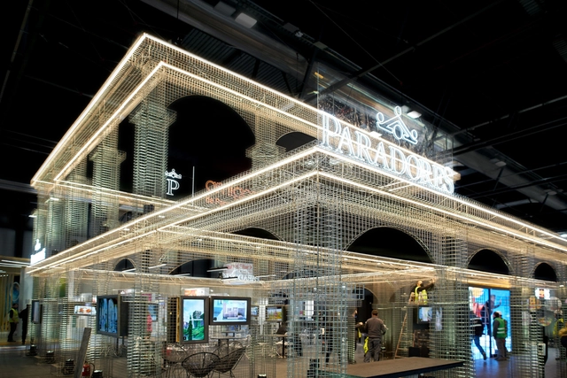 Pabellón Paradores Nacionales FITUR 2022 / Equipo 01 S.L. Jesús San Vicente - Fotografía interior, Iluminacion, Fachada, Arco, Arcada, Iluminación, Bancas
