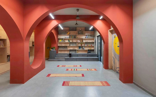 The Out School / Studio Infinity - Fotografía interior, Interiores Educativos, Puerta