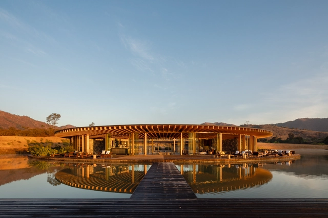 Casa club Valle San Nicolás / Sordo Madaleno Arquitectos - Fotografía exterior, Hotelería Y Entretenimiento, Jardín, Fachada