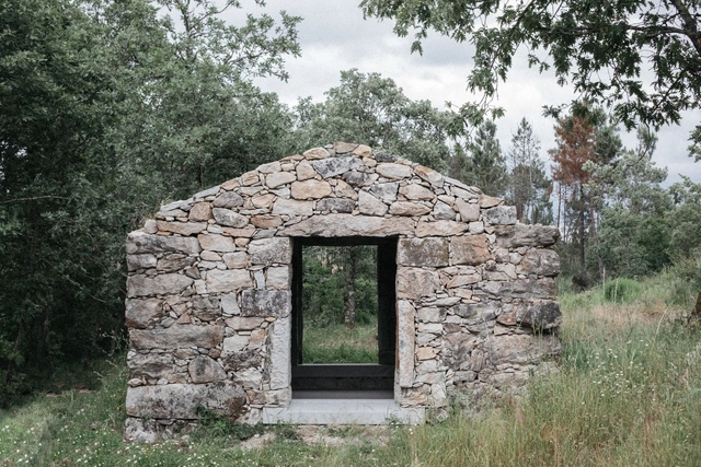 Abrigo de Pedra / José Lobo Almeida - Fotografia de Exterior, Pequena Escala