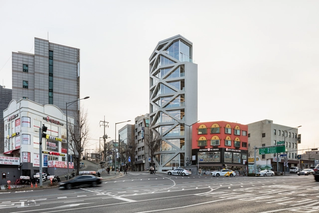 窄且高，交叉斜撑住宅大楼 / LIFE Architects - 建筑图, 建筑