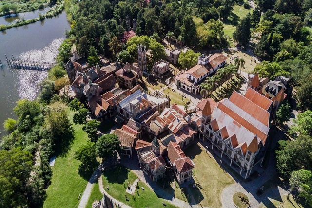 ¿Arquitectura sin arquitectos? Campanópolis, la pequeña aldea medieval que nació del reciclado en Buenos Aires - Imagen Principal