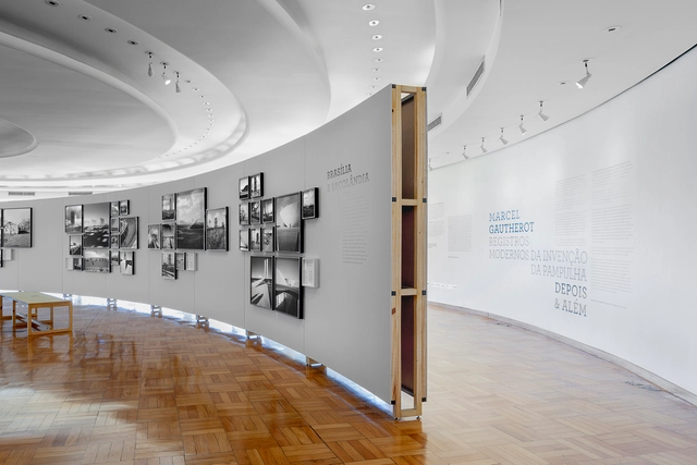 Expografia “Marcel Gautherot: Registros modernos da invenção da Pampulha” / Vazio S/A - Fotografia de Interiores, Fotografia E Arquitetura, Corrimão, Cadeira