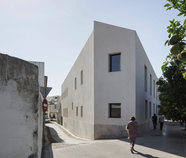 Edificio residencial en el Campo de la Verdad / Laguillo Arquitectos + Cayuela Marqués Arquitectos - Fotografía exterior, Residencial, Fachada, Escaleras