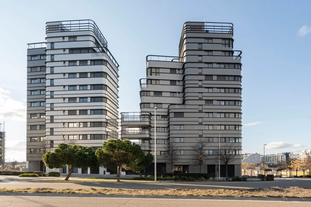 67 viviendas, locales comerciales y garaje en Valdebebas / Amann Canovas Maruri - Fotografía exterior, Apartamentos, Fachada, Urbano