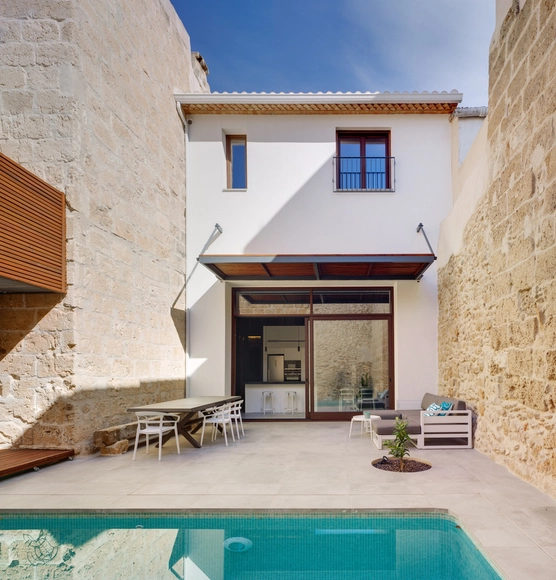 Casa tosca / Ghadban de Pascual architects - Fotografía exterior, Casas, Patio interior, Puerta, Fachada, Iluminación, Sillas