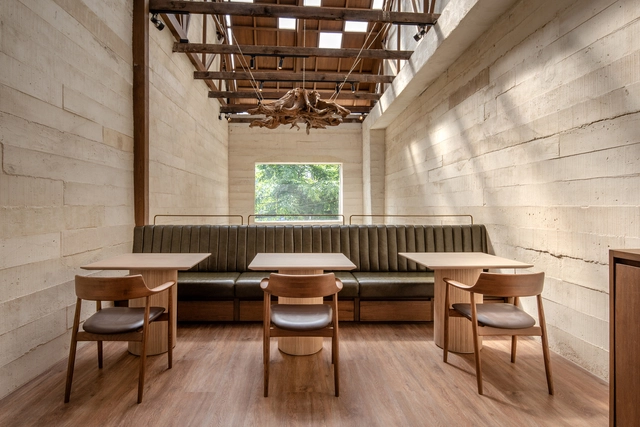 棋盘格透光屋顶，MOTHERBKK 餐厅 / Taste Space - 室内图, 服务建筑