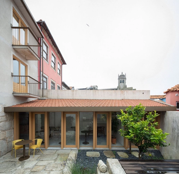 Hotel Na Travessa / depA architects - Fotografia de Exterior, Decoração , Aido, Porta, Fachada, Balcão, Mesa, Cadeira