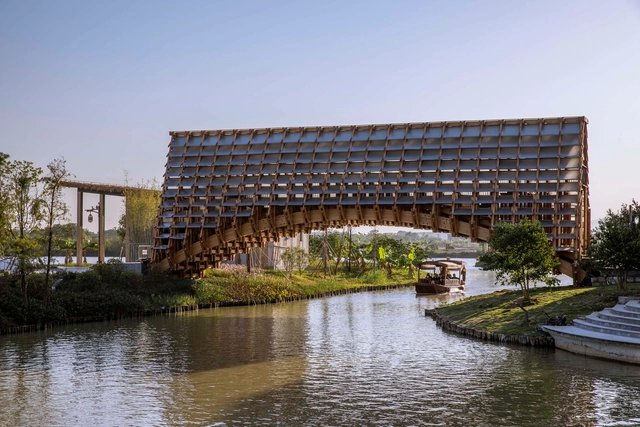Timber Bridge in Gulou Waterfront / LUO studio - Exterior Photography, Pedestrian Bridge, Garden, Arch