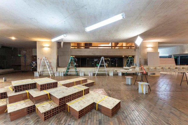 La vuelta, feria nacional de editoriales independientes / Yemail Arquitectura  - Fotografía interior, Instalaciones Temporales, Mesas, Sillas