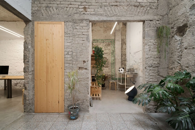 Casa desnuda / XStudio - Fotografía exterior, Renovación, Patio interior, Fachada, Puerta, Arco, Sillas, Mesas