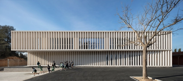 Escuela Familiar Camp Joliu / bxd arquitectura - Fotografía exterior, Escuelas, Fachada, Pilares