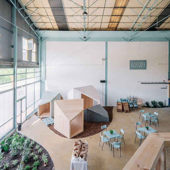 Faktoria - Transformación de una nave en sede socio-cultural / Behark - Arquitectura De Uso Mixto, Fijación Vigas, Fachada, Mesas, Sillas