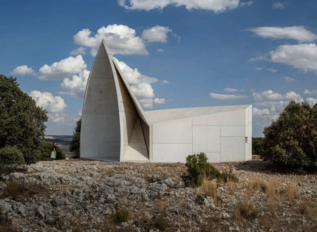 Capilla en sierra La Villa / Sancho Madridejos  - Fotografía exterior, Capilla, Fachada
