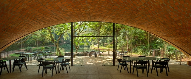 双曲薄瓦拱顶，DevaDhare 餐饮空间 / Play Architecture - 室内图, 餐厅, 椅子