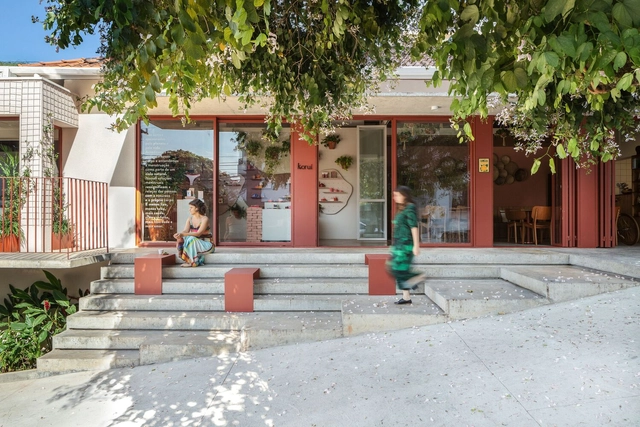 Restaurante Camélia Òdòdó e Loja Korui / Ana Guedelha + Nathalia Favaro (Vitrô Arquitetura) - Desenhos, Loja, Escada, Fachada, Porta
