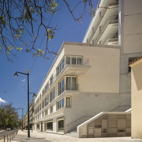 Edifício Largo de Santos / ARX Portugal - Fotografia de Exterior, Residencial, Fachada, Escada, Iluminação