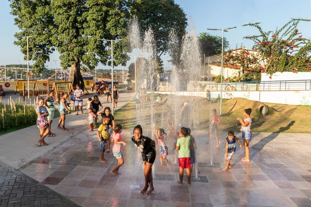 Antítese da arquitetura hostil: projetos que contribuem para a hospitalidade urbana - Imagem de Destaque