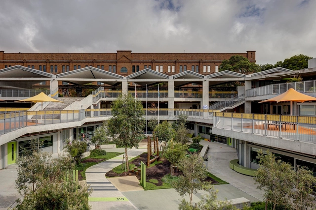 Escola Pública Ultimo / DesignInc + Lacoste + Stevenson + bmc2 architects - Escolas