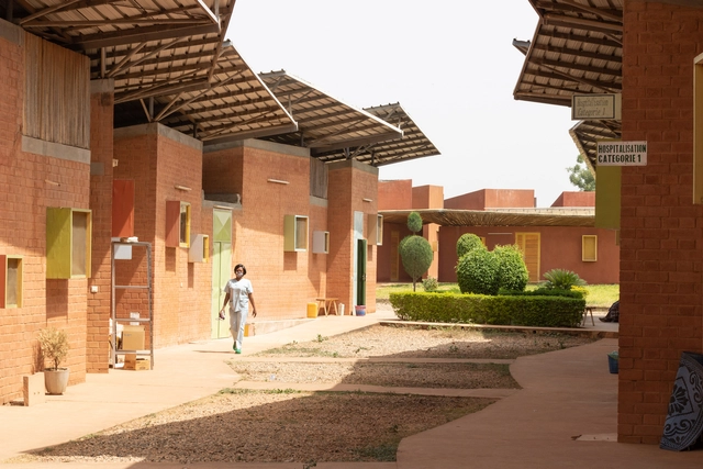 ¿Quién es Diébédo Francis Kéré? 15 datos sobre el ganador del Premio Pritzker 2022 - Imagen Principal