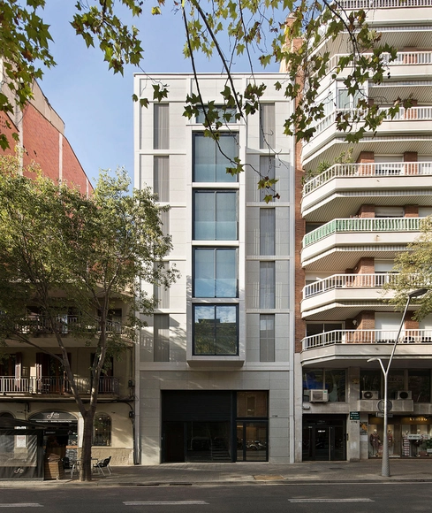 Edificio residencial en la calle Villarroel de Barcelona / MIRAG Arquitectura i Gestió - Fotografía exterior, Residencial
