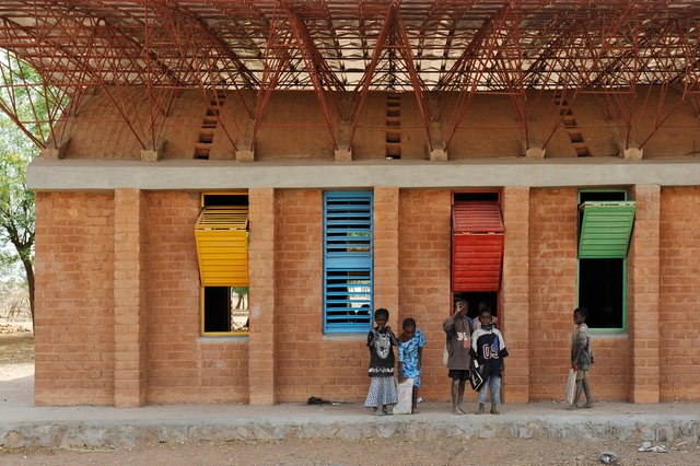 ¿Cómo utiliza Francis Kéré los materiales para responder a las condiciones climáticas locales? - Imagen Principal