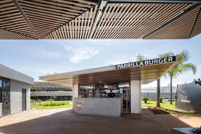 机场汉堡店 / Atelier Paralelo - 室内图, 餐厅, 表皮, 门, 梁