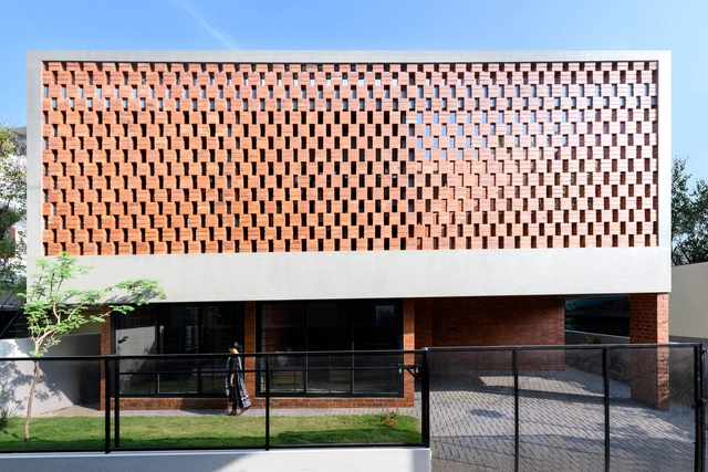 Brick Lattice House / Srijit Srinivas Architects - Houses