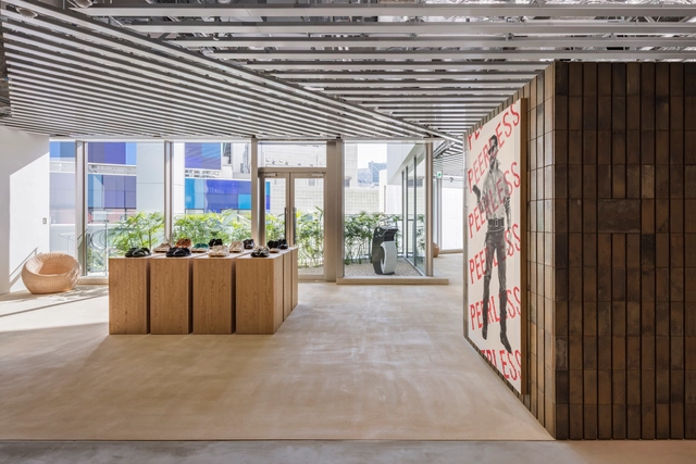 PEERLESS Store / MURAYAMA + KATO ARCHITECTURE - Interior Photography, Retail Interiors, Beam, Facade, Door, Chair