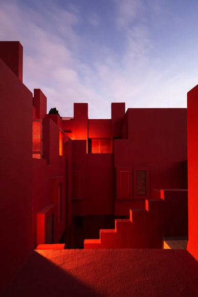 Nova série de fotografias mostra a paisagem noturna da Muralla Roja de Ricardo Bofill  - Imagem de Destaque
