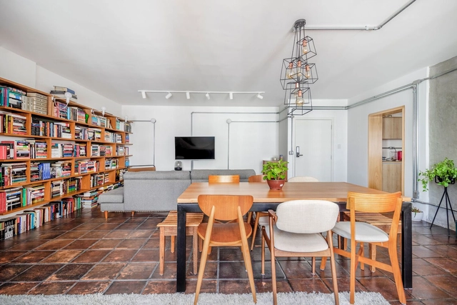 Apartamento Garuva / Bruno Kim Arquitetura - Fotografia de Interiores, Interiores De Apartamentos, Cozinha, Viga, Mesa, Cadeira, Bancada