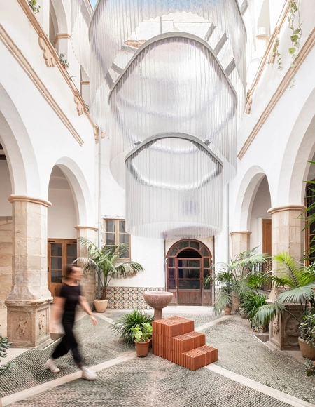 Lucerna: Una lámpara monumental en el monasterio de la Purissima Concepció de Tortosa - Imagen Principal