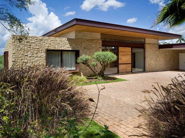 Casa FT  / Leonardo Junqueira Arquitetura - Fotografia de Exterior, Em Detalhe, Jardim, Porta, Fachada