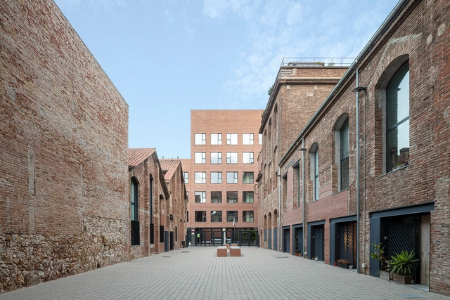 Oficinas en el Pasaje Mas de Roda / Garcés-de Seta-Bonet Arquitectes - Fotografía exterior, Edificio De Oficinas, Patio interior, Fachada, Arco