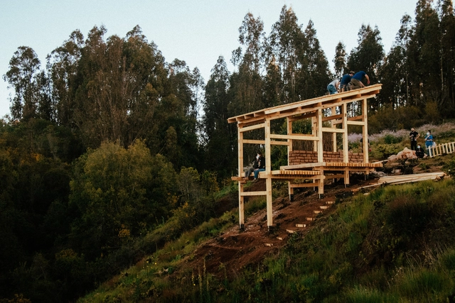 Estudiantes de arquitectura construyen mirador a través de ensambles de madera y la reutilización de adobe en Guarilihue, Chile - Imagen Principal