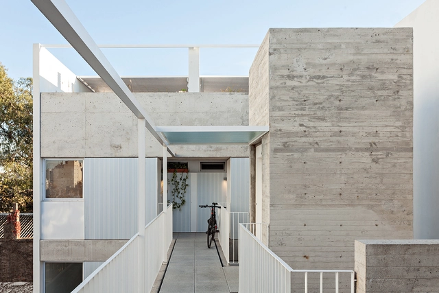 Edificio Quesada 3155 / Diego Cherbenco + Gustavo Robinsohn - Fotografía exterior, Apartamentos, Fachada, Barandas, Escaleras
