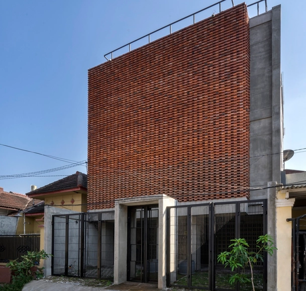 融入渗透性设计的寄宿公寓 / Andyrahman Architect - 建筑图, 独立住宅, 表皮, 门