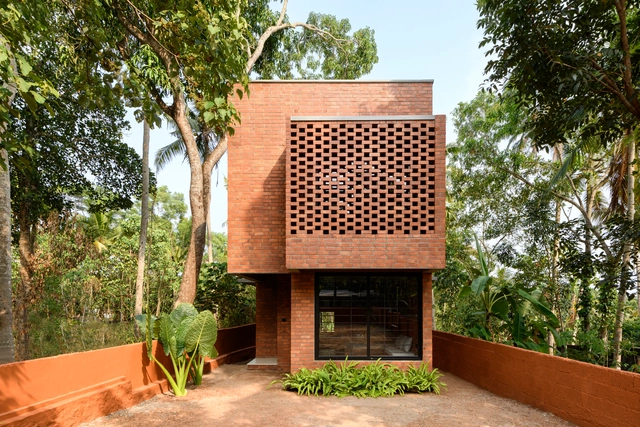Casa Estreita de Tijolos / Srijit Srinivas Architects - Fotografia de Exterior, Casas, Jardim, Fachada