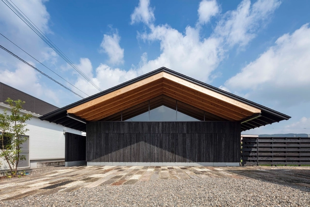 Casa de fin de semana en Kirishima / EAL - Fotografía exterior, Casas, Fachada, Puerta
