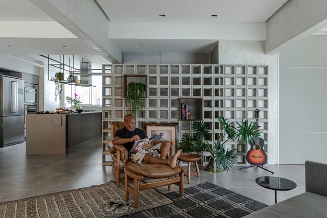 Departamento Concreto Particular / Paulo Melo e Paulo Andrade - Fotografía interior, Interiores De Apartamentos, Fachada, Puerta, Mesas, Sillas, Encimera