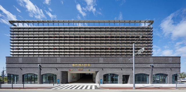 脚手架停车场综合体 PYTK / Urban Ark Architects - 建筑图, 商业建筑, 表皮
