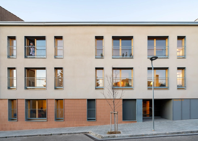 Viviendas tuteladas en Taradell / Forgas Arquitectes + Gammarquitectura - Fotografía exterior, Vivienda Colectiva, Puerta, Fachada, Balcón