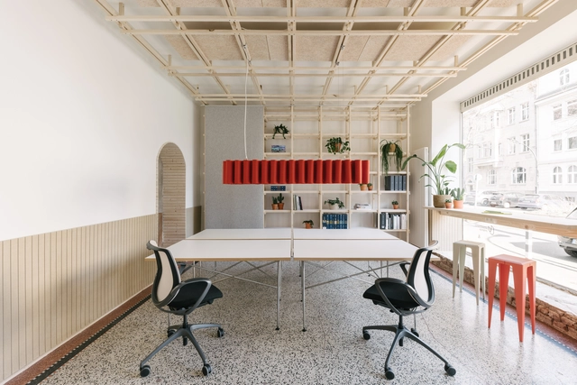 杜塞尔多夫的可循环办公室 / urselmann interior - 室内图, 办公室内设计, 厨房, 梁, 桌子, 椅子
