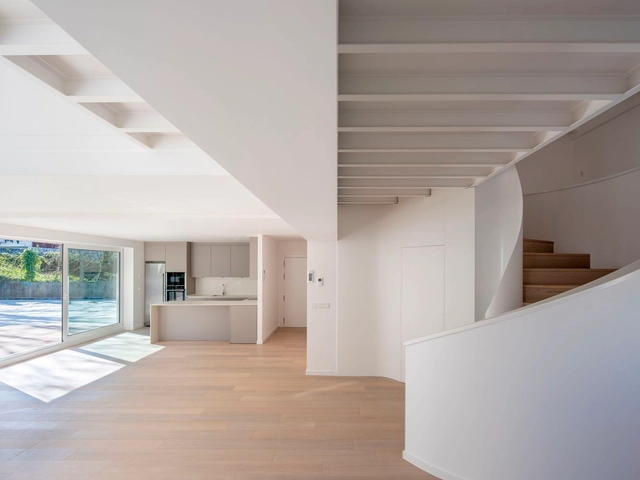 Rehabilitation of Duplex Housing / Ansede Quintáns, arquitectos - Interior Photography, Apartment Interiors, Facade, Door, Handrail, Beam