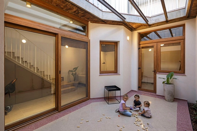 室内采光庭院，Vecina 住宅 / Moszoro Pucci Arquitectos - 室内图, 独立住宅, 门, 表皮, 梁, 板凳, 椅子