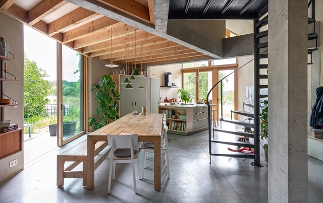柳树下宅 / Objekt Architecten - 室内图, 独立住宅, 天井, 梁, 门, 表皮, 桌子, 椅子