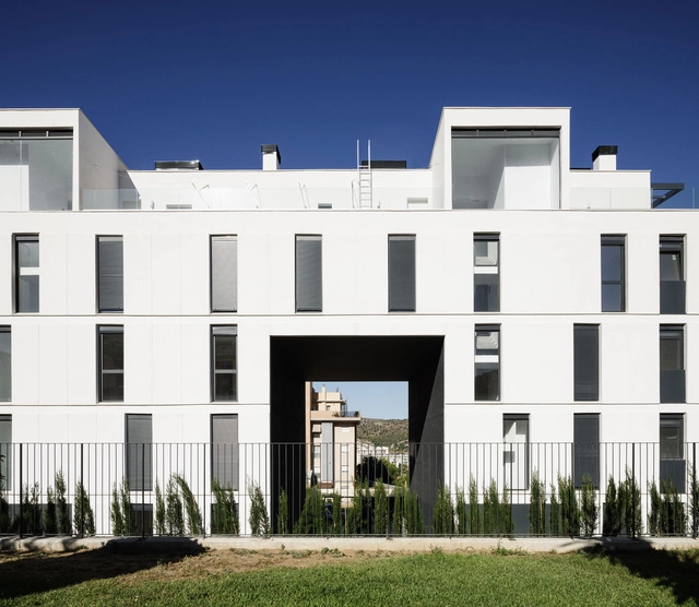 Viviendas en Huerta Nueva / Bakpak Architects - Fotografía exterior, Apartamentos, Fachada, Puerta