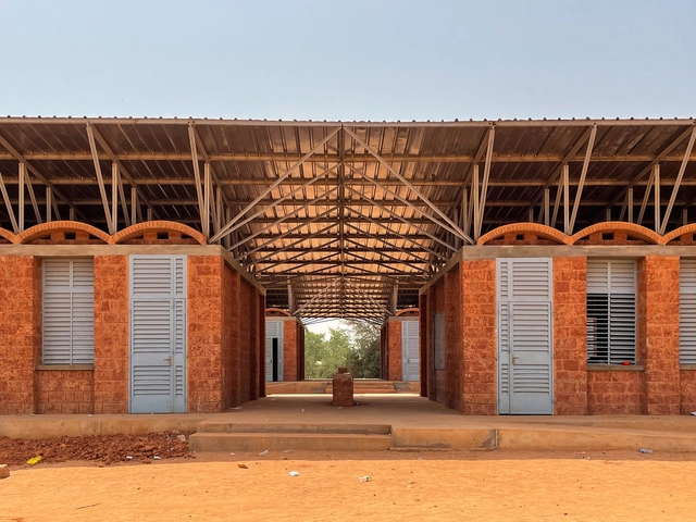 Collège Amadou Hampaté Bâ / Article 25 - Exterior Photography, Schools , Facade, Arch, Beam, Column