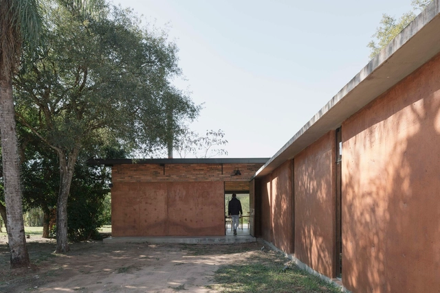 Vivienda Luce y Pablo / Mínimo Común Arquitectura - Fotografía exterior, Casas, Fachada, Puerta