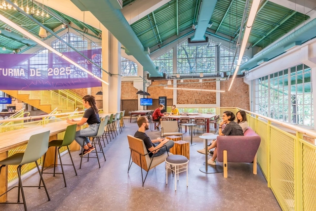 Complexo Educacional Inteli / Pitá Arquitetura - Fotografia de Interiores, Interiores Educacionais, Viga, Mesa, Iluminação, Cadeira